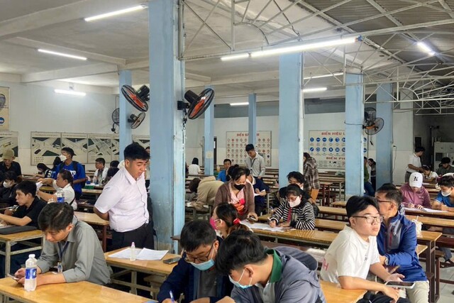 Ôn lý thuyết, luyện thi thử trên phần mềm giống đề thi sát hạch chính thức